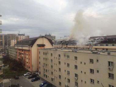 După nouă ore de intervenţie, incendiul care a afectat un bloc de garsoniere din Titan a fost stins