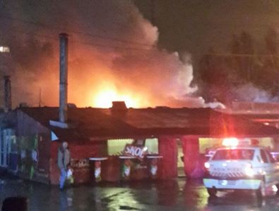 Incendiu la un depozit de lângă Piaţa Moghioroş; două persoane au suferit atacuri de panică