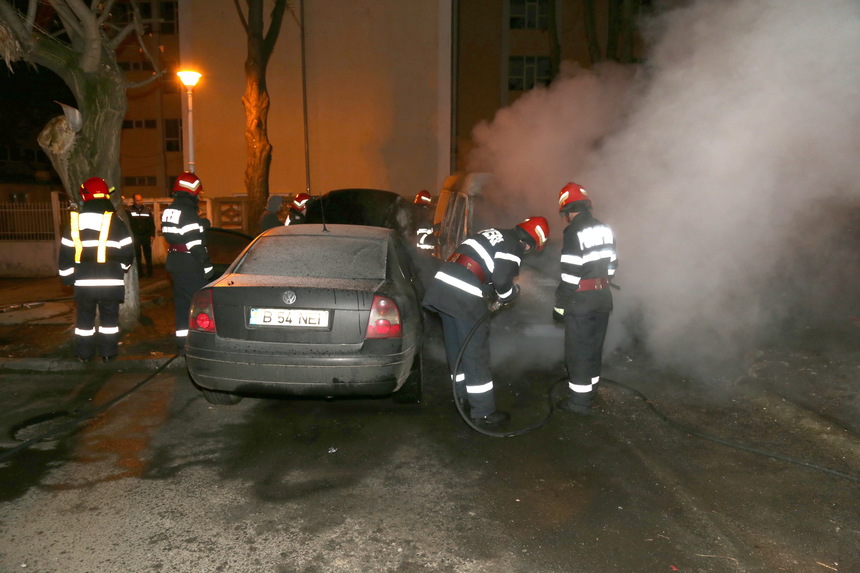 Două maşini au ars în cartierul Rahova din Capitală