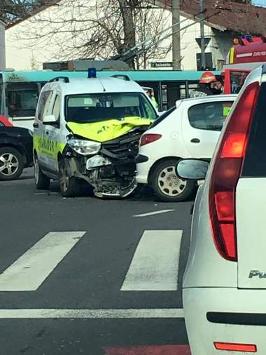 Trei răniţi după ce o ambulanţă privată a fost implicată într-un accident de circulaţie 