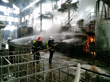 Explozie puternică la o fabrică de parfumuri din Oneşti, urmată de incendiu; doi muncitori au fost răniţi
