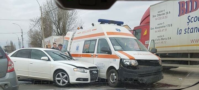 O ambulanţă care transporta un pacient a fost implicată într-un accident în Capitală 