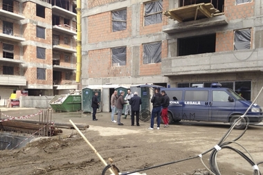 Un tânăr din Iaşi a murit după ce s-a aruncat de la etajul al doilea al unui bloc, după o ceartă cu părinţii