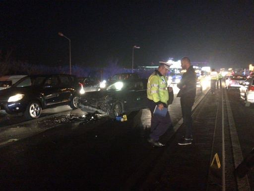 Trei autoturisme, implicate într-un accident pe DN1, la Pasaj Băneasa. O maşină s-a răsturnat