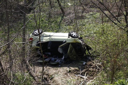 Buzău: Doi soţi, transportaţi la spital după ce au căzut cu maşina într-o râpă adâncă de zece metri