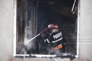 Incendiu la Facultatea de Medicină Veterinară, pompierii acţionează cu şase autospeciale de stingere