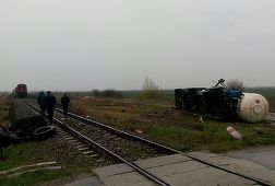 Un tren Regio a izbit o cisternă încărcată cu GPL în localitatea Dimieni din Ilfov. FOTO