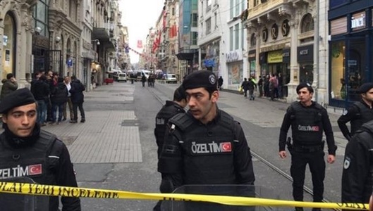 Treisprezece suspecţi de terorism, inclusiv o femeie cu centură cu explozibili, capturaţi la Istanbul în timpul vizitei lui Iohannis - surse