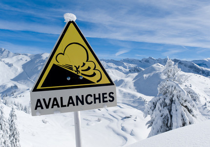 Risc maxim de avalanşă în Bucegi; turişti, sfătuiţi să nu urce pe munte întrucât pe Jepii Mici s-au produs şapte avalanşe