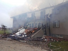 Hotel evacuat în oraşul arădean Ineu, după ce acoperişul clădirii a luat foc