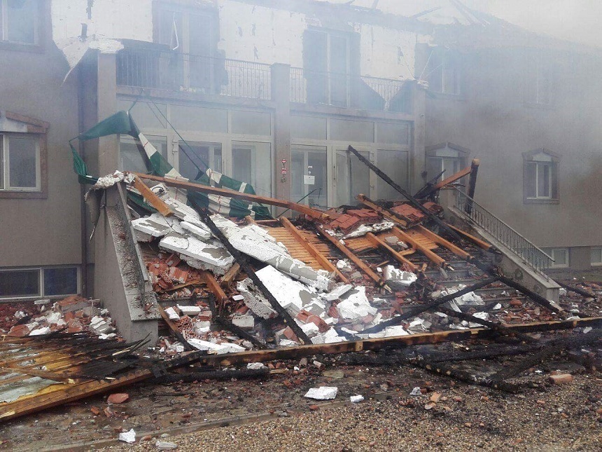 Arad: Incendiul de la hotel, stins după aproape cinci ore; acoperişul a fost distrus, iar opt camere sunt afectate