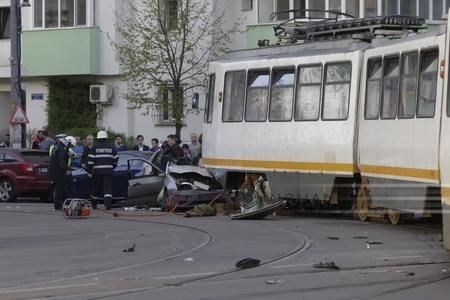 Un tramvai a deraiat şi a intrat într-o maşină, în zona pasajului Victoria din Capitală, şoferul fiind dus în comă la spital FOTO