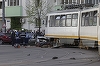 Un tramvai a deraiat şi a intrat într-o maşină, în zona pasajului Victoria din Capitală, şoferul fiind dus în comă la spital FOTO