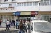 Sute de tineri stau ore întregi la coadă să se înscrie la concursul organizat de IPJ Buzău pentru ocuparea a 40 de posturi