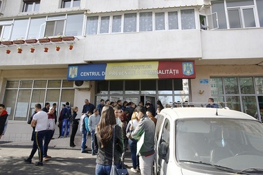 Sute de tineri stau ore întregi la coadă să se înscrie la concursul organizat de IPJ Buzău pentru ocuparea a 40 de posturi