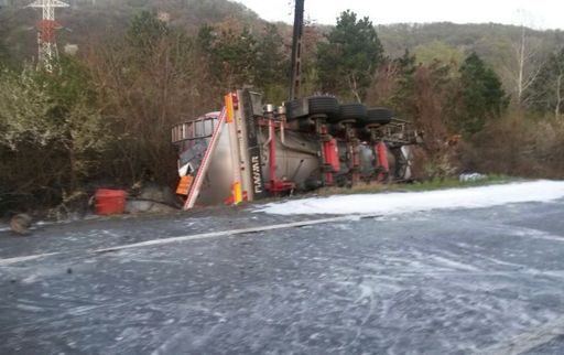 O cisternă cu acid sulfuric s-a răsturnat pe DN 1, lângă Câmpina şi a luat foc; şoferul a fost găsit mort. FOTO, VIDEO