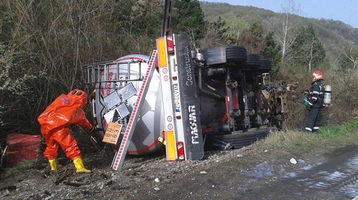 Prahova: Circulaţia pe DN1, întreruptă zece ore după răsturnarea unei cisterne cu acid sulfuric, a fost reluată