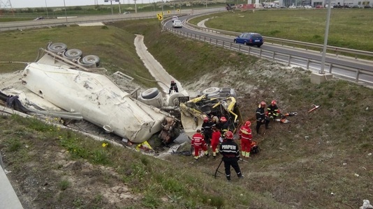 Un autotren încărcat cu ciment s-a răsturnat la ieşirea din Constanţa; şoferul a murit