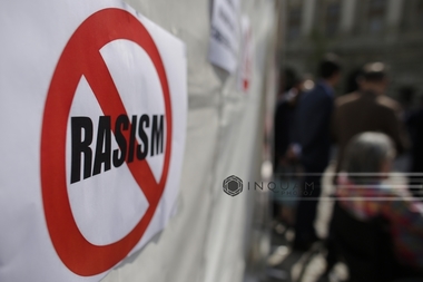 Mesaje xenofobe şi rasiste scrise pe cortul montat în Piaţa Universităţii cu ocazia Zilei Internaţionale a Romilor
