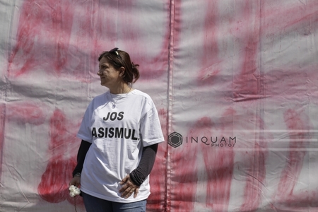 Raluca Prună, îmbrăcată cu un tricou inscripţionat cu „Jos Rasismul” la cortul vandalizat al romilor din Piaţa Universităţii