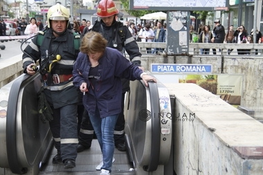 Staţia de metrou Piaţa Romană a fost redeschisă, la o oră după ce un incendiu a izbucnit pe peron