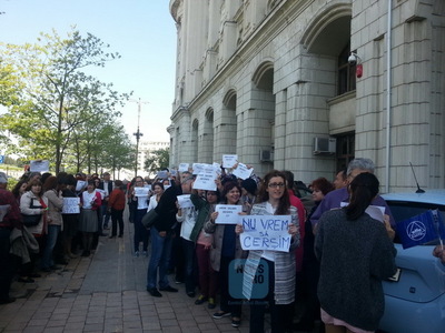 Protest spontan al angajaţilor de la Ministerul Mediului şi ANPM, care scandează “Demisia” şi cer salarii decente. FOTO