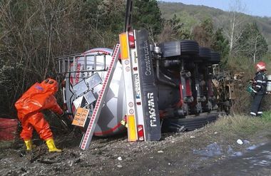 Arad: O cisternă încărcată cu 36 de tone de motorină şi benzină s-a izbit de un copac pe DN79; sunt scurgeri de carburant