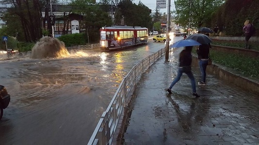 Mai multe străzi din municipiul Iaşi au fost inundate în urma unei ploi torenţiale, traficul rutier fiind îngreunat