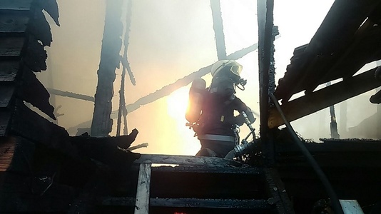 Atelier de tâmplărie distrus de un incendiu în centrul istoric al Aradului, flăcările cuprinzând şi garajele vecinilor