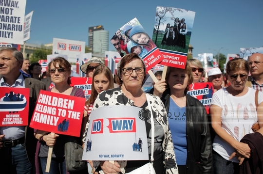 Peste 2.000 de persoane, la marşul şi mitingul din Capitală pentru susţinerea familiei Bodnariu (FOTO: Inquam Photos / George Calin)