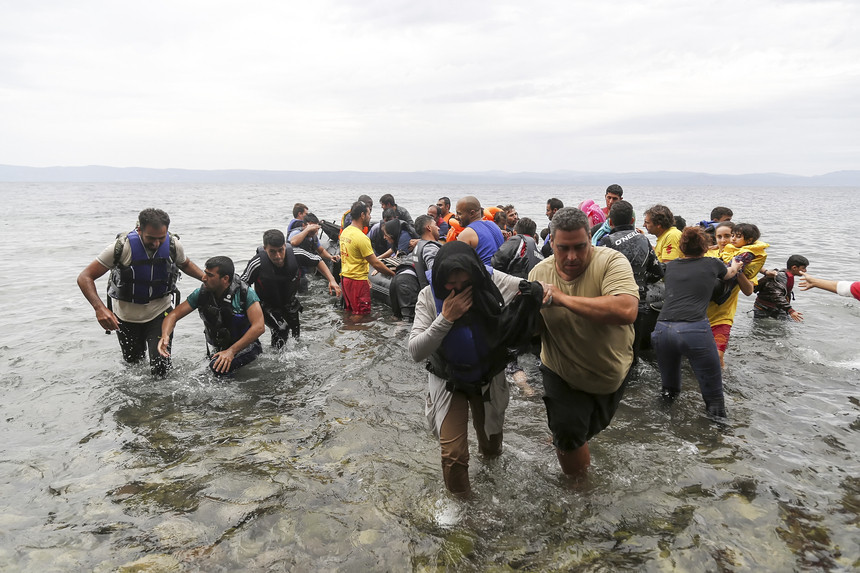 Migranţi salvaţi din apele Mediteranei de poliţiştii români de frontieră. VIDEO