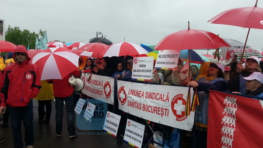 Aproximativ 400 de sindicalişti din sănătate, educaţie şi administraţie protestează la Parlament, cerând majorarea salariilor. FOTO