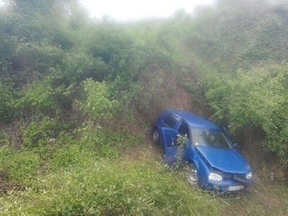Constanţa: Patru persoane, între care doi copii, rănite după ce maşina în care se aflau a căzut într-o râpă