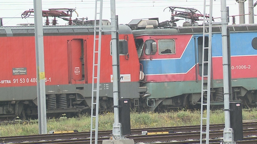 Cinci locomotive au fost avariate în urma unei coliziuni, în staţia CFR Curtici. FOTO