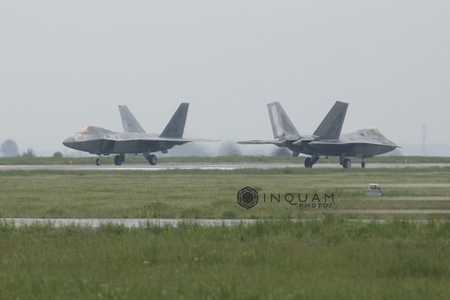 Două avioane F-22 Raptor au aterizat pentru prima oară în România, la Baza aeriană de la Mihail Kogălniceanu. Ambasadorul SUA Hans Klemm, prezent la eveniment. GALERIE FOTO