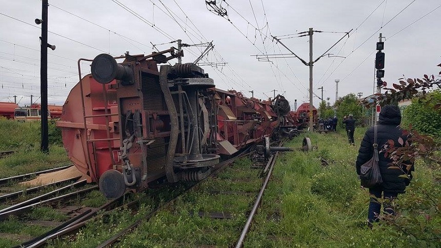 Patru vagoane ale unui tren de marfă, încărcate cu cereale, au deraiat la intrarea în Gara Craiova