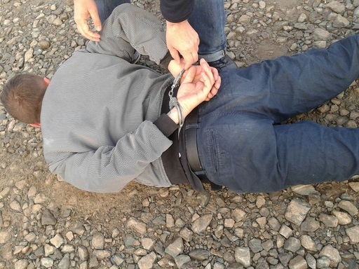 Bărbat care se sustrăgea executării unei pedepse cu închisoarea după ce a violat o fată ce a scăpat sărind de la balcon, prins 