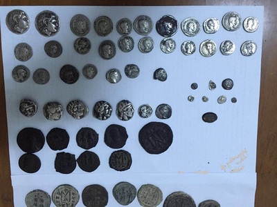 Constanţa: Peste 70 de monede bizantine, posibil obiecte de patrimoniu, găsite de poliţiştii de frontieră la un cetăţean englez