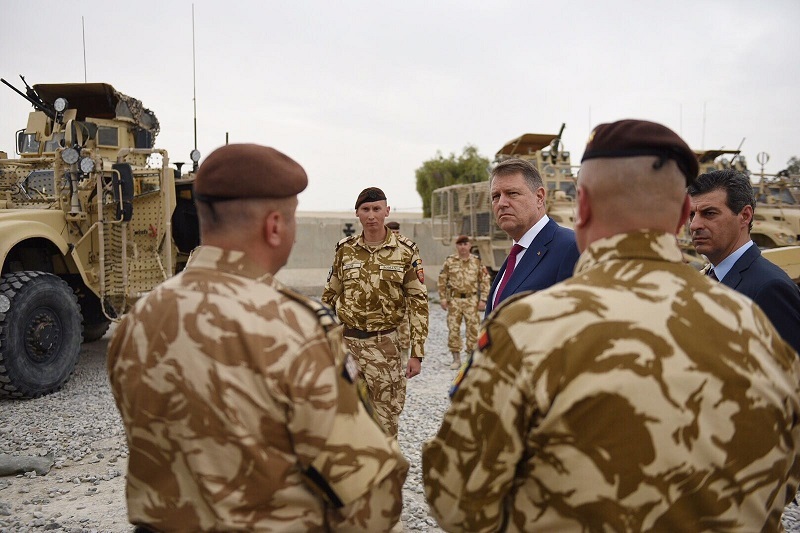 Iohannis a sărbătorit Paştele alături de militarii din Afganistan: Sunteţi cei mai convingători ambasadori ai României - FOTO