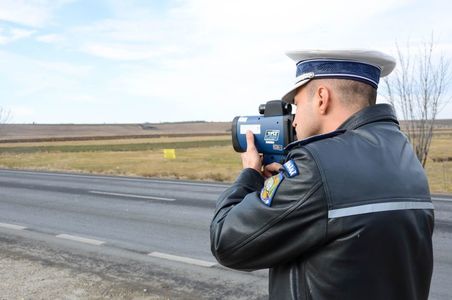 Şofer prins de poliţişti în timp ce conducea cu 214 kilometri la oră pe Autostrada A3 Turda - Borş