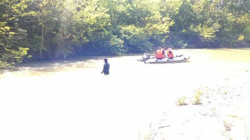 Trupul unui bărbat dispărut în apele râului Dâmboviţa, căutat de pompieri