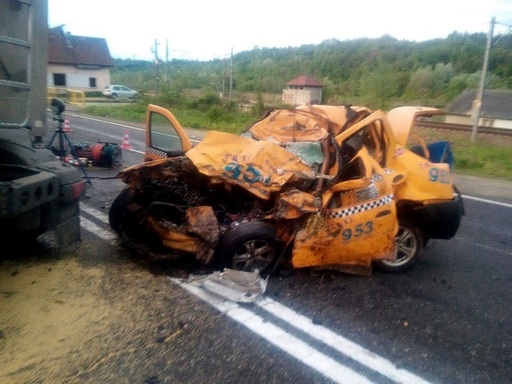 Două persoane au murit după ce un taxi a intrat pe contrasens şi s-a izbit violent de un TIR