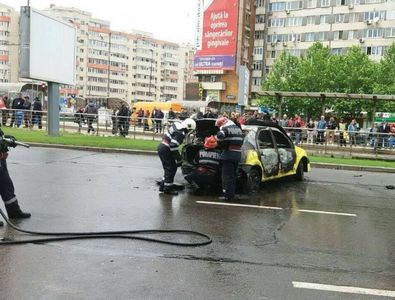 Un taximetrist şi-a incendiat maşina în centrul Capitalei, după ce a fost amendat de Poliţia Rutieră. VIDEO