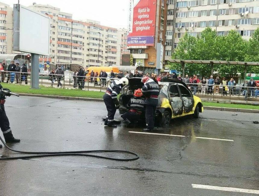 Un taximetrist şi-a incendiat maşina în centrul Capitalei, după ce a fost amendat de Poliţia Rutieră. VIDEO