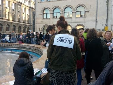 PROTEST în Capitală: Sute de oameni, nemulţumiţi de reacţia autorităţilor în cazul dezinfectanţilor diluaţi, scandează "Ne-aţi diluat sănătatea" şi "HexiPharma, bioUcide cu licenţă de la statul român” - UPDATE. VIDEO
