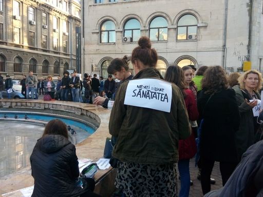 PROTEST în Capitală: Sute de oameni, nemulţumiţi de reacţia autorităţilor în cazul dezinfectanţilor diluaţi, scandează "Ne-aţi diluat sănătatea" şi "HexiPharma, bioUcide cu licenţă de la statul român” - UPDATE. VIDEO