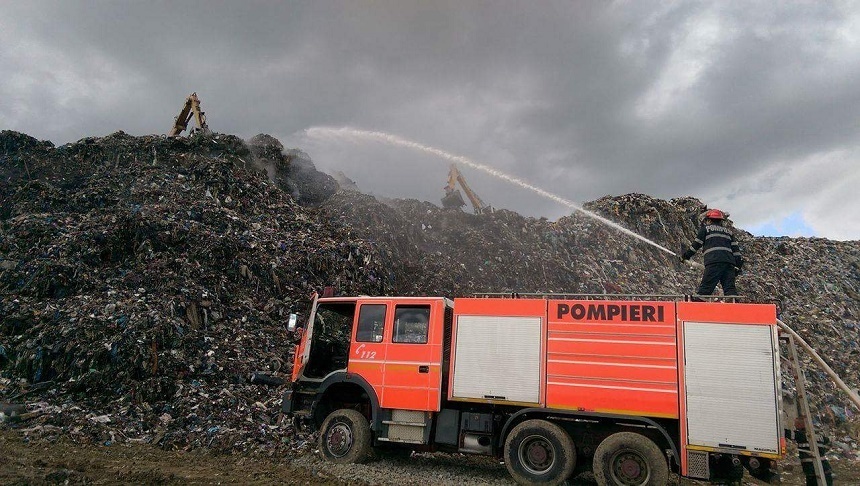 Pompierii au reuşit să stingă după mai bine de 36 de ore incendiul de la groapa de gunoi a municipiului Cluj-Napoca
