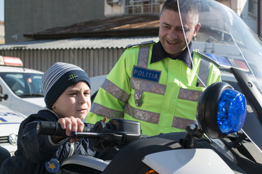 Copilul blocat în maşina căzută în râul Dâmboviţa, în februarie, l-a întâlnit pentru prima dată pe poliţistul care i-a salvat viaţa 
