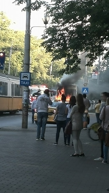 Un autobuz al regiei de transport din Iaşi a luat foc în mers, trei călători fiind evacuaţi