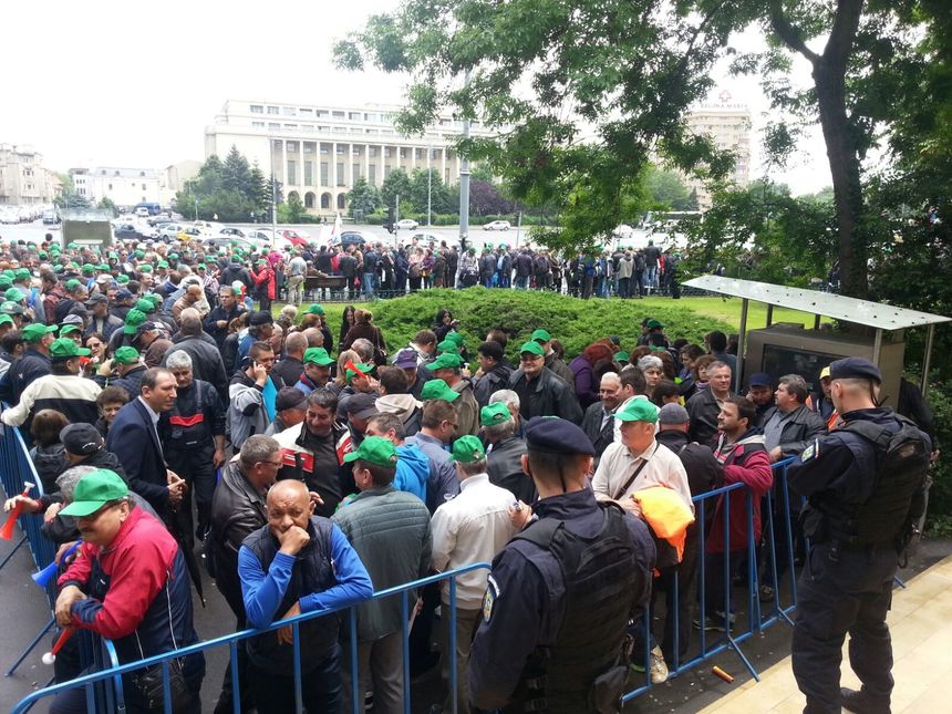 Aproximativ 500 de angajaţi RADET şi conducerea regiei protestează în Piaţa Victoriei 